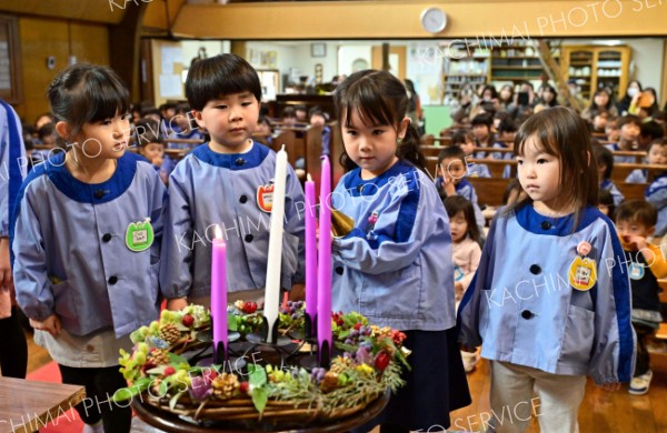 真剣な表情でろうそくに火をともす園児たち（１７日午前１０時２０分ごろ、聖公会幼稚園で。塩原真撮影）