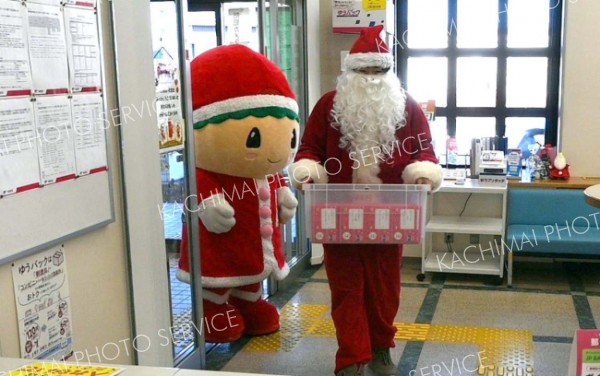 広尾郵便局に持ち込まれた「ひろおサンタカード」（１７日午前１０時ごろ）