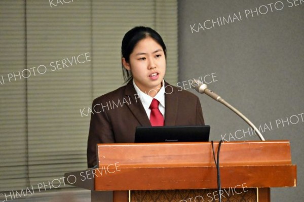 「選ぶことは恐くない」と題してスピーチする