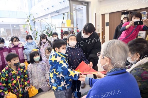 お年寄りに「メリークリスマス！」　第一いずみ幼稚園児がコムニの里訪問