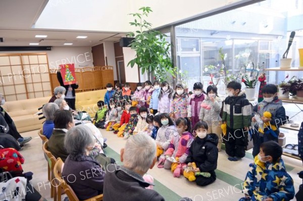 お年寄りに「メリークリスマス！」　第一いずみ幼稚園児がコムニの里訪問 2