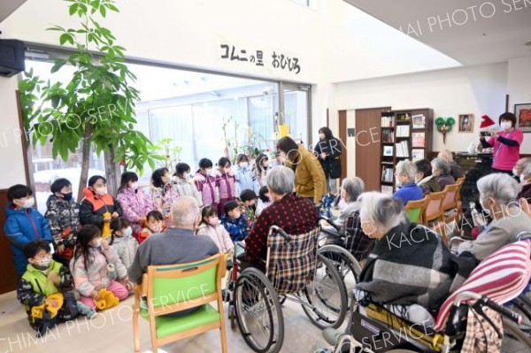 お年寄りに「メリークリスマス！」　第一いずみ幼稚園児がコムニの里訪問 3