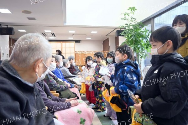 お年寄りに「メリークリスマス！」　第一いずみ幼稚園児がコムニの里訪問 4