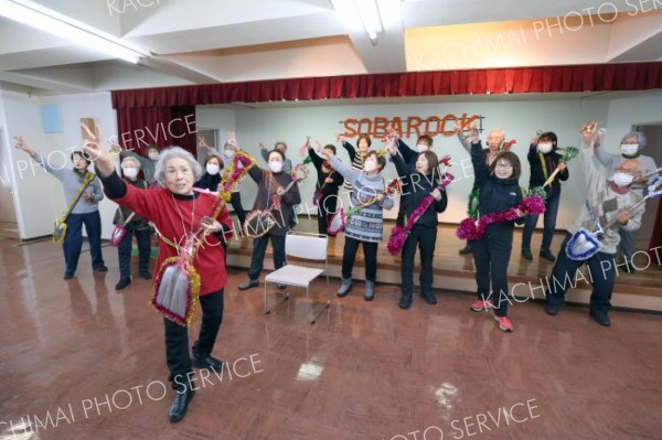 スコップギターでロックを奏で、「サンキュー」とピースを掲げた（助川かおる通信員撮影）