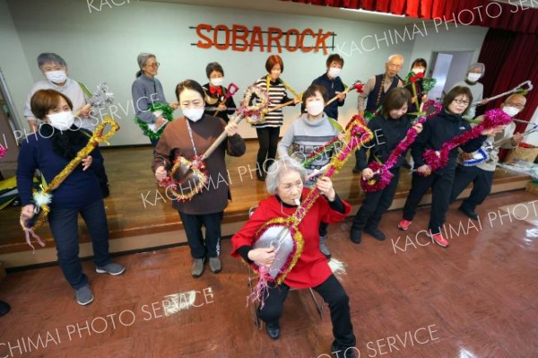 スコップギターでロックを奏でる文化連盟のメンバー（助川かおる通信員撮影）