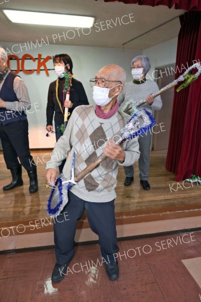 スコップギターでロックを奏でる（助川かおる通信員撮影）