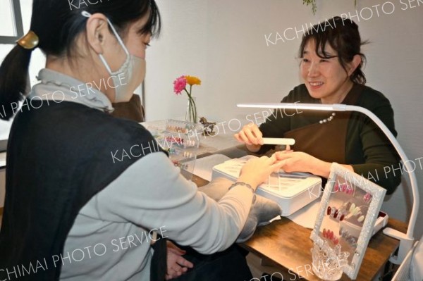 ネイルサロンオープンに向け準備を進める梁本さん（右）