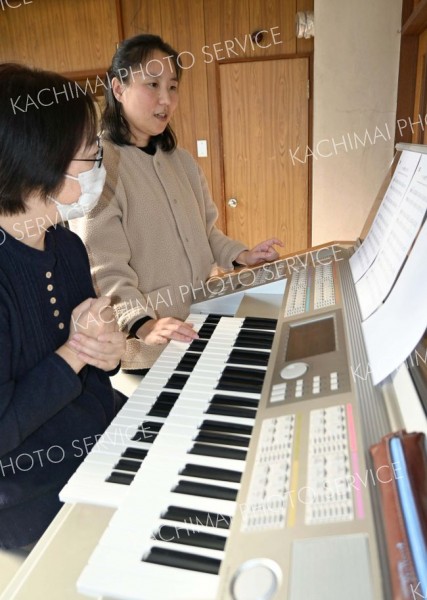 電子オルガンで音楽の楽しさを伝えている