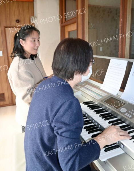 電子オルガンで音楽の楽しさを伝えている