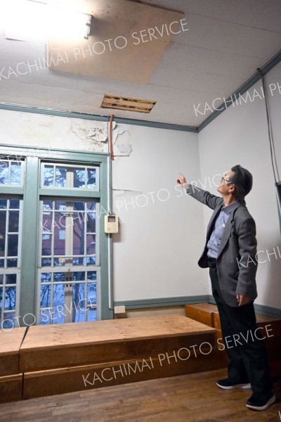 建立から１００年以上が経過しているため、建物のあちこちに雨漏りや損壊箇所が見られる