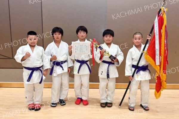 団体戦小学生低学年の部３連覇を飾った帯広少年団Ａ