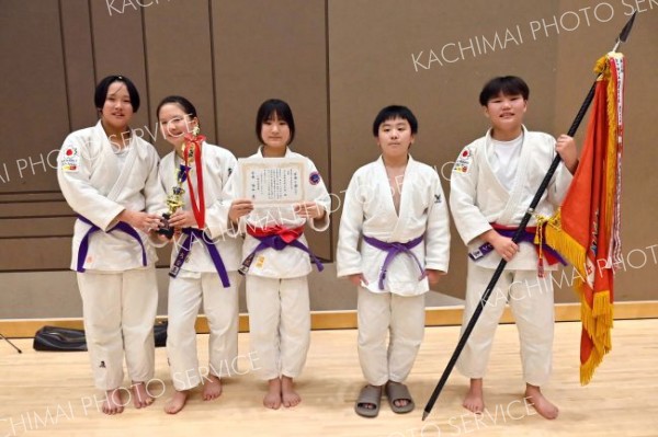 団体戦小学生高学年の部初優勝の西山道場