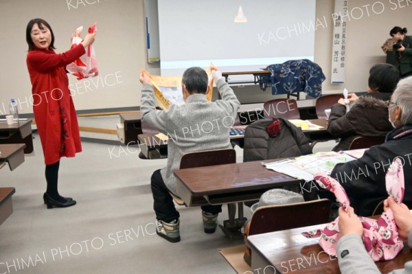 基本の結び方を参加者と実践する