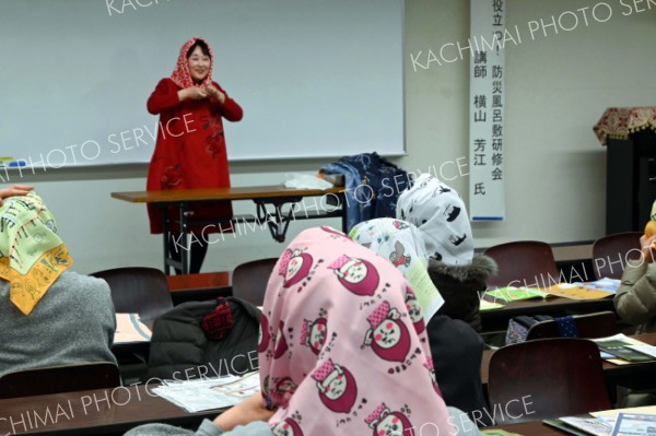 風呂敷で命守れる　市が防災講習 3