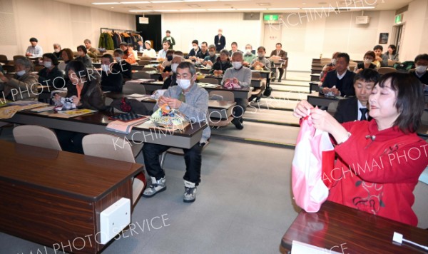 基本となる結び方を参加者と実践する