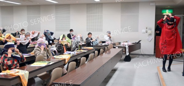 風呂敷で命守れる　市が防災講習 9