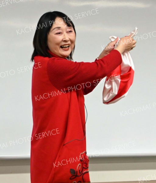 風呂敷を使い、災害時に必要なグッズの創り方を説明する