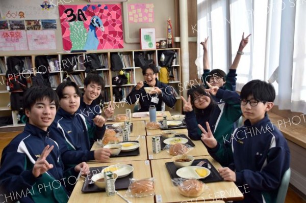 未来めむろうしのビーフシチュー給食で堪能　芽室町内の小中学校