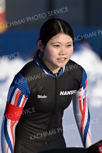 女子５００メートルで優勝し応援席へあいさつする
