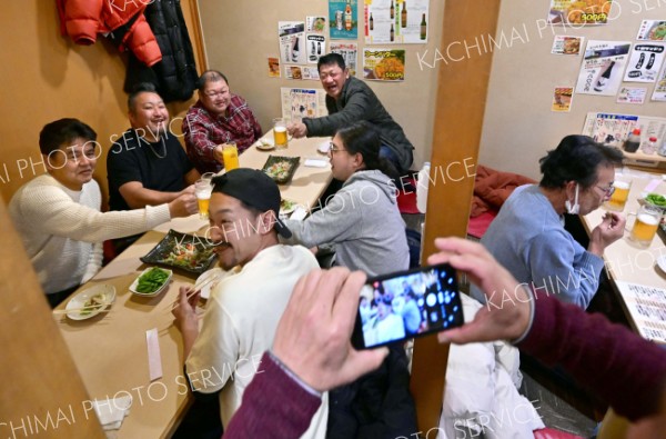 仲間でわいわい　忘年会たけなわ～師走スケッチ