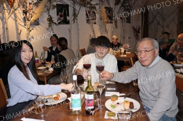 十勝ワインの新酒と料理を味わう参加者