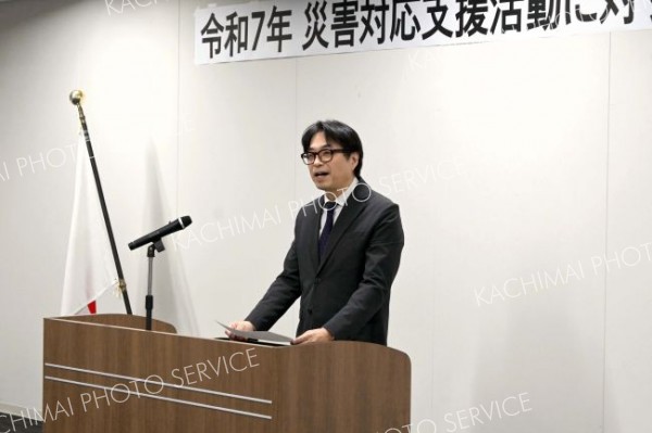 ７社に感謝の言葉を述べる