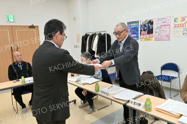 委嘱状を受け取る民生・児童委員