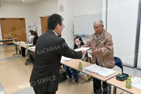 委嘱状を受け取る民生・児童委員