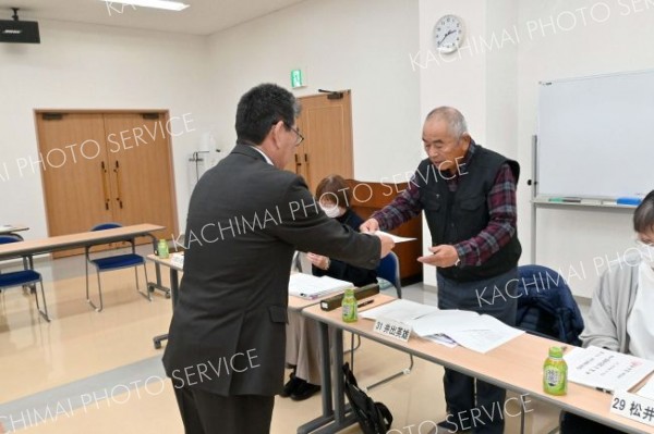 委嘱状を受け取る民生・児童委員