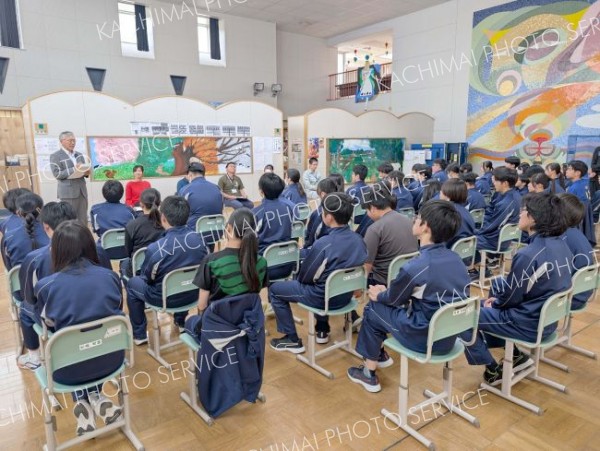１０月に行った総合学習発表。町長らを前に「戻ってきたい士幌町」について生徒が発表した（町役場提供）