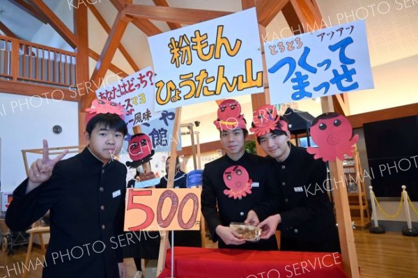 「道の駅ミニマルシェ」では生徒がＰＯＰ作りや接客を行った