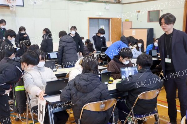 アイデアを考える児童