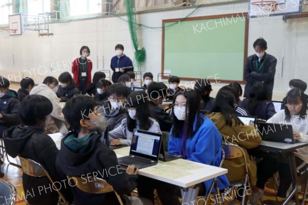 アイデアを考える児童