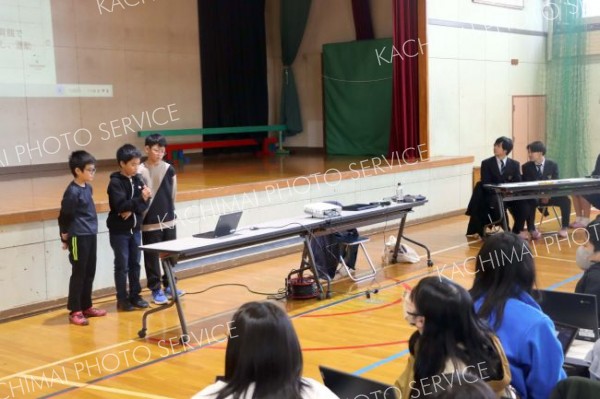 地域活性化のアイデアを発表する児童