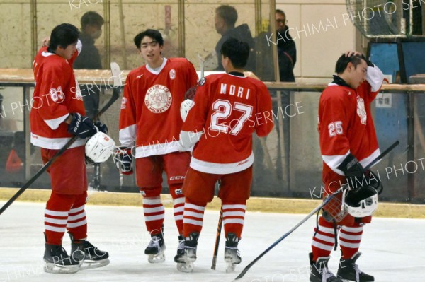 １０―３で北海を下し、インターハイ出場を決め、笑顔を見せる