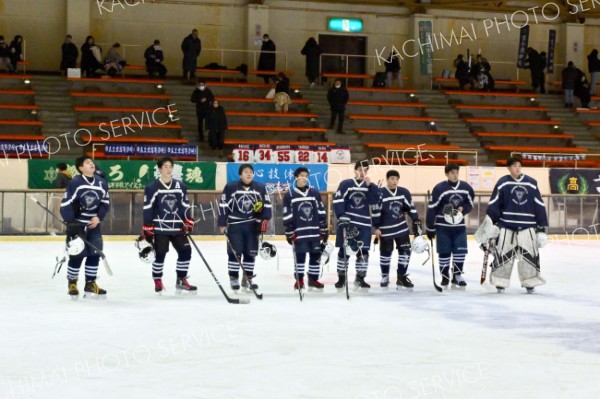 ０－１０で苫小牧中央に敗れ、整列してあいさつをする十勝連合の選手たち