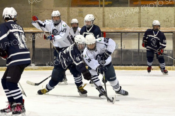 【１回戦・十勝連合―苫小牧中央】第１ピリオド、ゴール前を守る