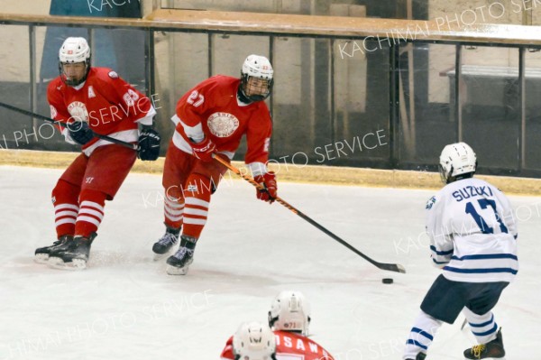 【清水―北海・１回戦】第２ピリオド清水の森陸琥（赤色のユニホーム、右）が伊部泰成主将へ勝ち越し弾につながるパスを出す。森は２得点４アシストでチームの勝利に貢献