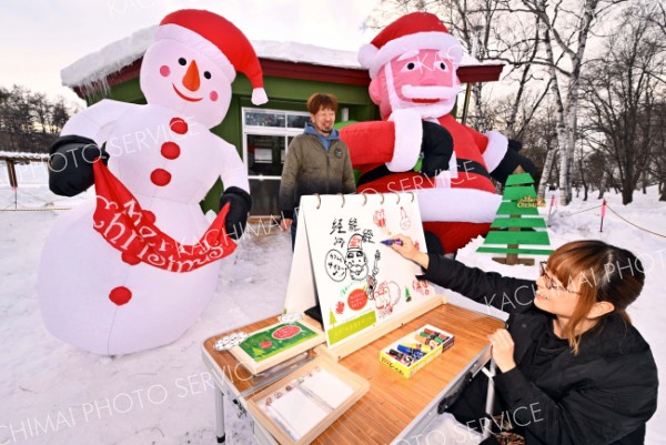 緑ケ丘公園に巨大サンタ　お絵かき企画も