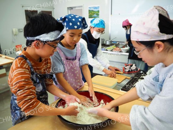 児童がそば打ち体験　幕別ジュニアスクール