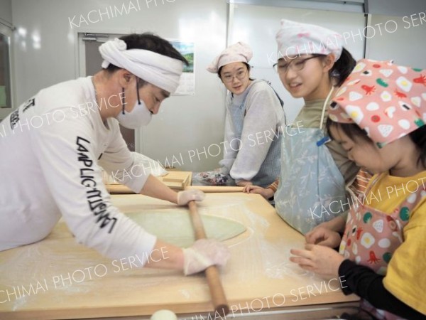 そば打ちを指導する