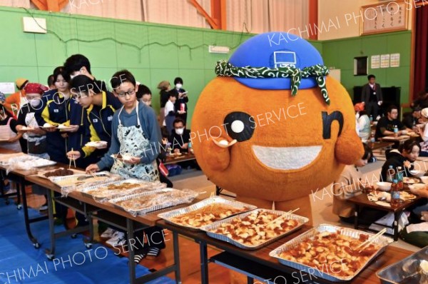 おいしそう―。北海道テレビ（ＨＴＢ）のマスコットキャラクター「ｏｎちゃん」が幕別町途別小学校のもちつき集会に参加。子どもたちや町民らと楽しく交流した（５日、金野和彦撮影）