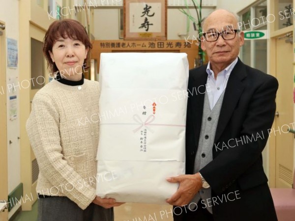 池田町商工会女性部が池田光寿会にタオル贈呈