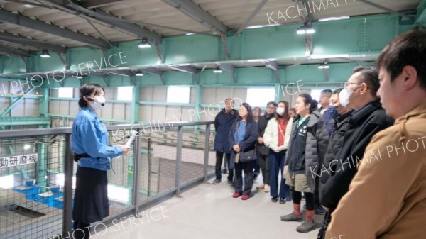 芽室でサテライト授業　とかち熱中小学校　酪農用タンク工場を見学