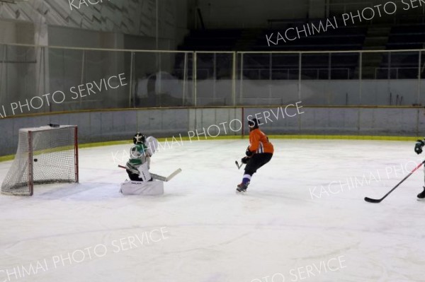 【Ｏ―５０リーグ戦・十勝ブルーレジェンドＡ―鳥銀本店】十勝ブルーレジェンドＡは第２ピリオド９分、鳥本雅裕（右）のゴールで４―１とリードを広げる