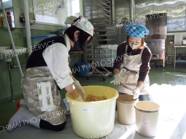 「食べ頃が楽しみ」　幕別町消費者協会みそ造り講座