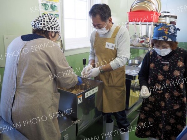 「食べ頃が楽しみ」　幕別町消費者協会みそ造り講座 2