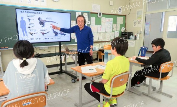「鳥は小さな恐竜」　上更別在住の進化生物学研究者　上更小で特別授業