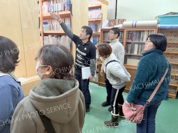 閉架書庫を興味深く眺める参加者