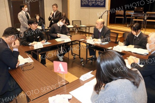 グループに分かれて意見交換する参加者